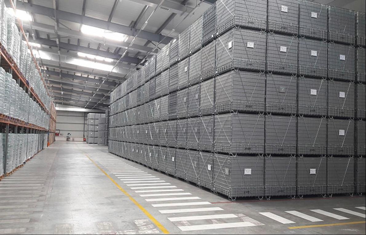 ตะแกรงพรีฟอร์มจำนวนมากในคลังสินค้า
