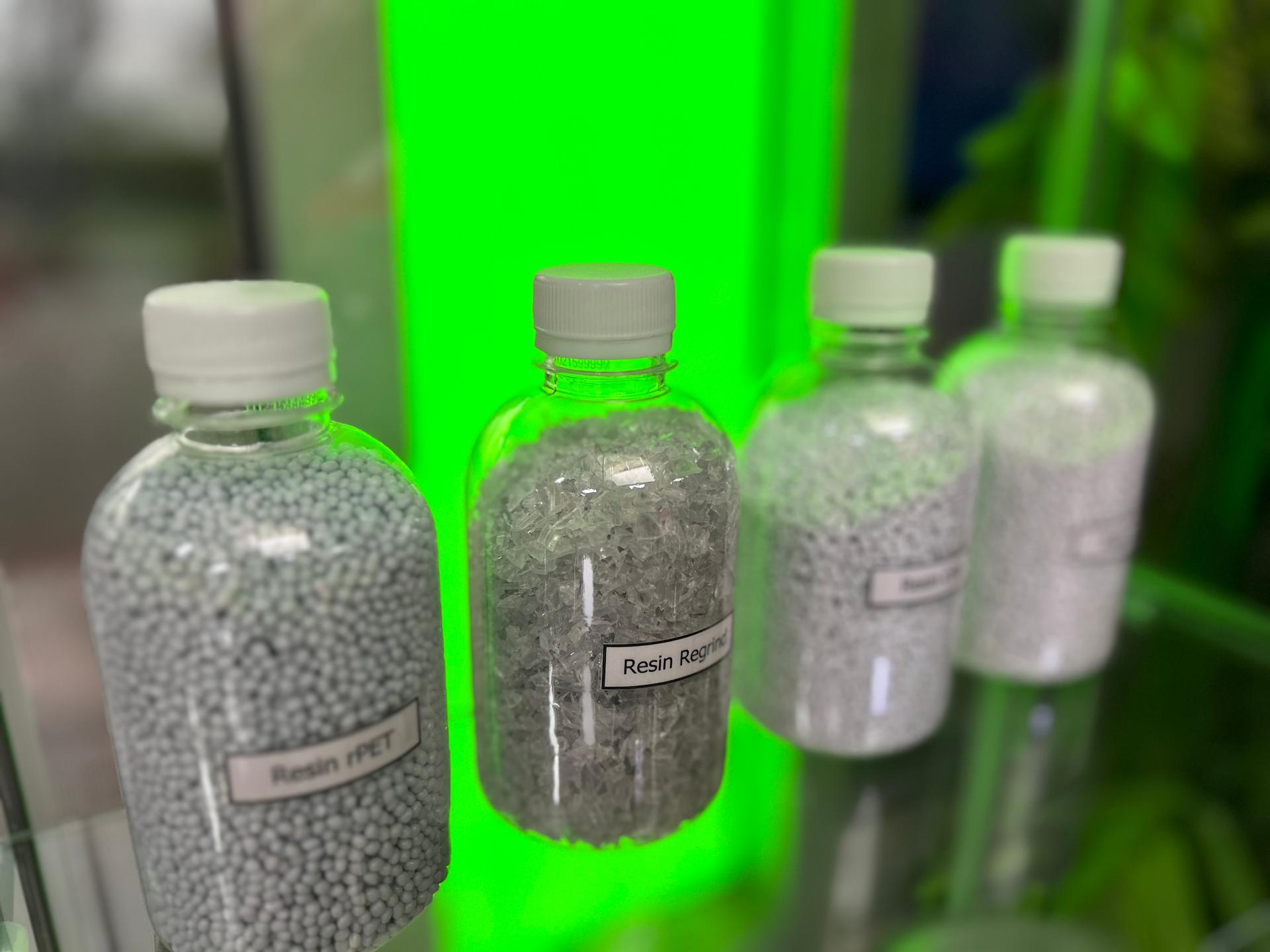 ตัวอย่างเม็ดพลาสติกหลายชนิดในขวดบรรจุภัณฑ์