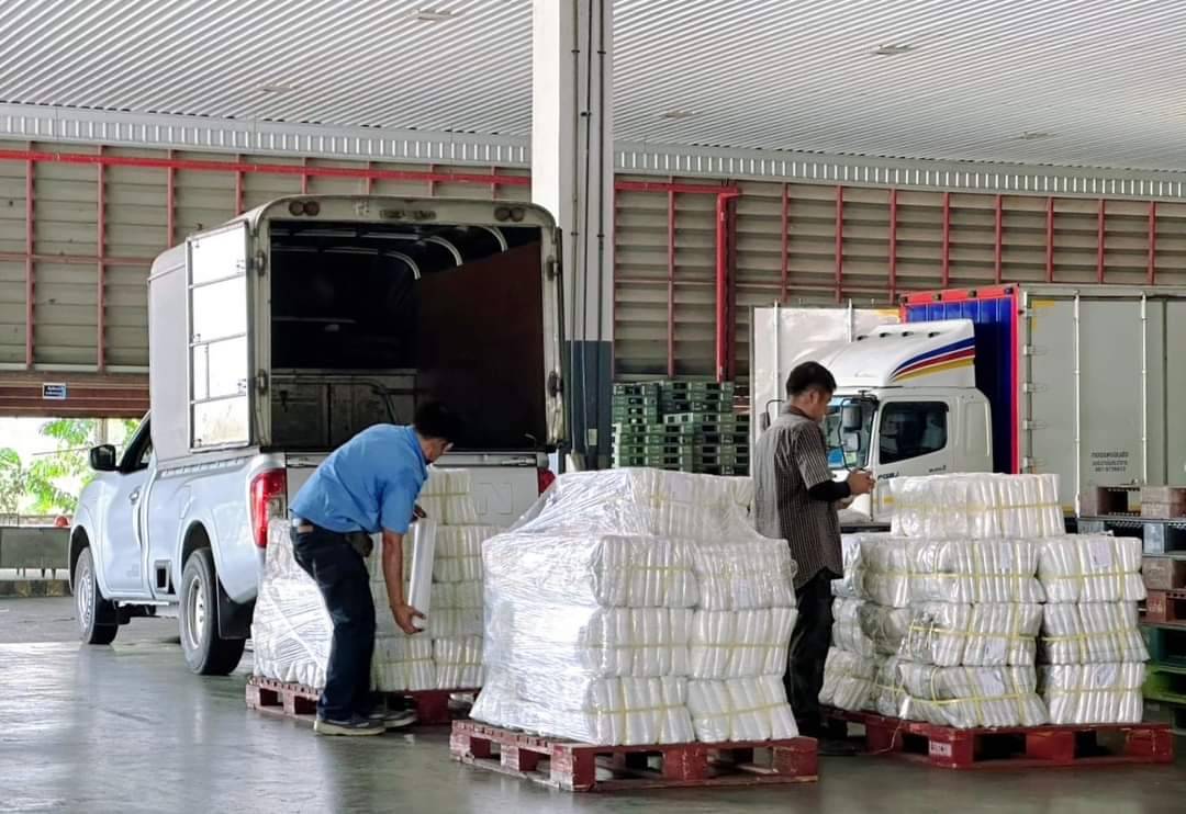 พนักงานกำลังตรวจเช็คสินค้าพลาสติก ก่อนดำเนินการส่งสินค้า
