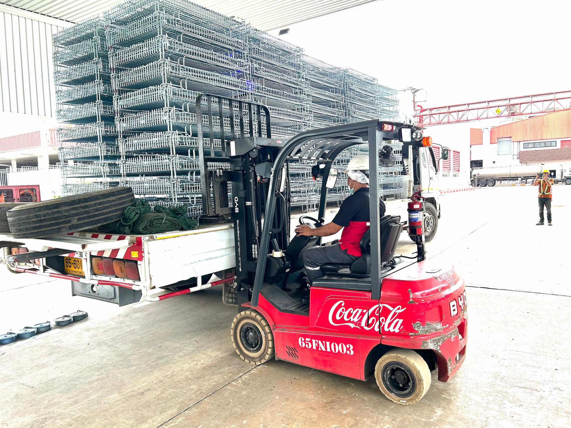 พนักงานกำลังขับรถโฟล์คลิฟท์ (Forklift) เพื่อยกตะแกรงพรีฟอร์มขึ้นรถขนส่ง