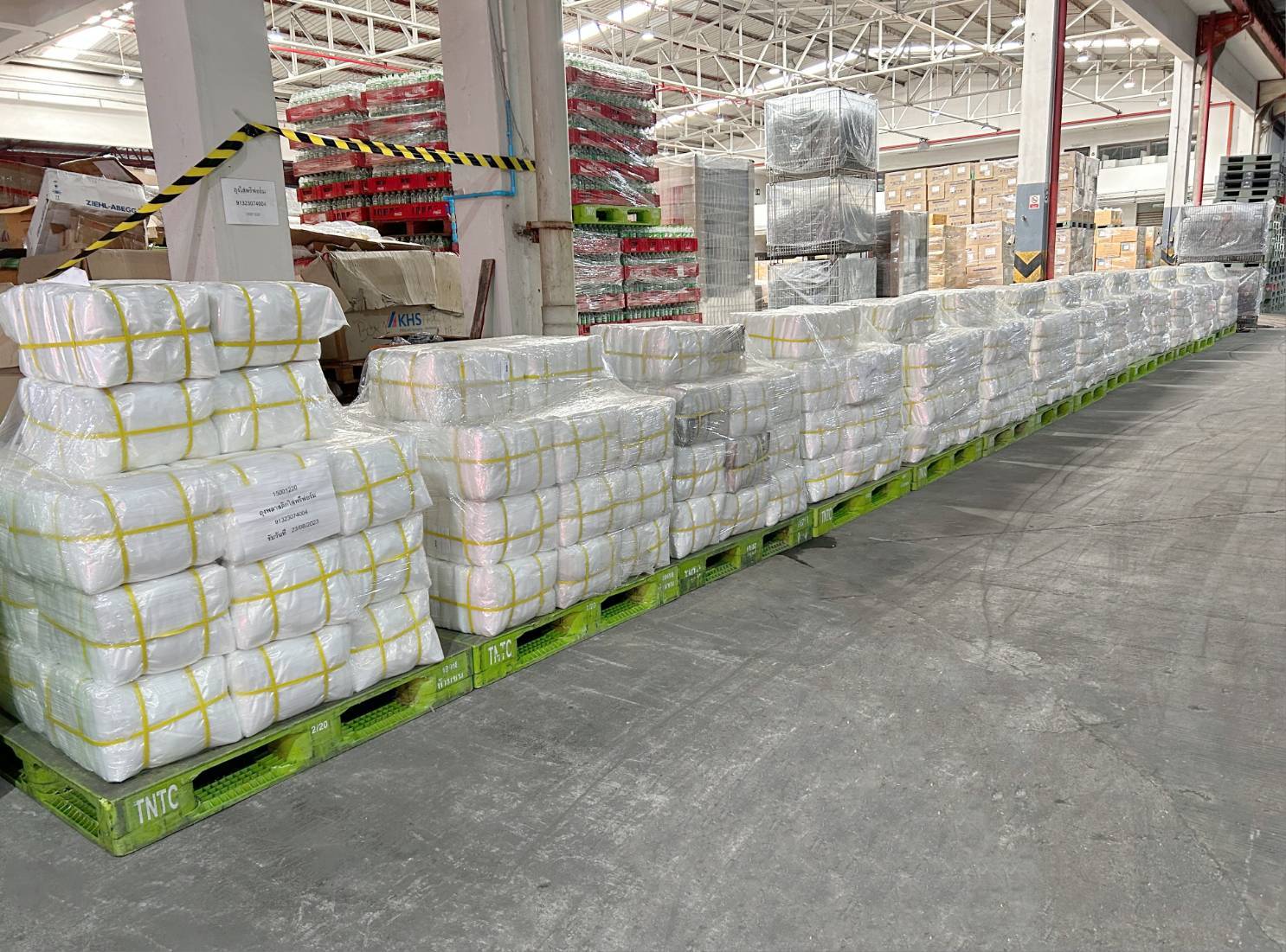 ถุงพลาสติกจำนวนมากในคลังสินค้า